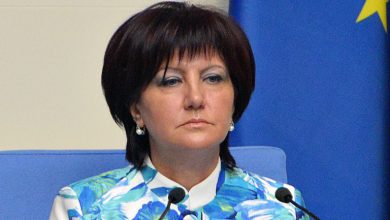 Само в Narod.bg: Мата Хари Караянчева папка 8 бона заплата като съветник на ГЕРБ в парламента