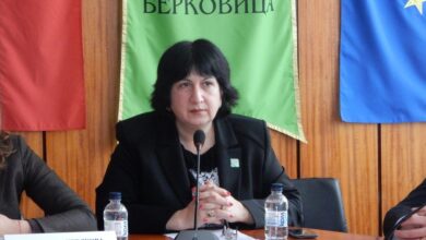ПАК ДАЛАВЕРА: Кметът от ГЕРБ Димитранка Каменова застла с „пари“ площад в Берковица (СНИМКИ)