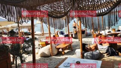 Удар на Narod.bg: Ето коя е голата девойка до Радостин Василев на плажа в Касандра (СНИМКИ)