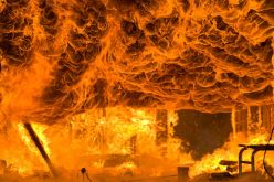 Пожар изгаря вили в Изворище, има евакуирани