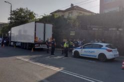 Полицията в Бургас залови македонски тир натоварен със 100 мигранти