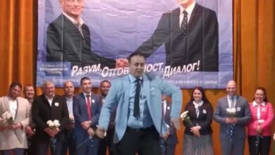 СМЯХ: Кандидат-депутат от ДПС съблазнява с еротични танци (СНИМКИ + ВИДЕО)